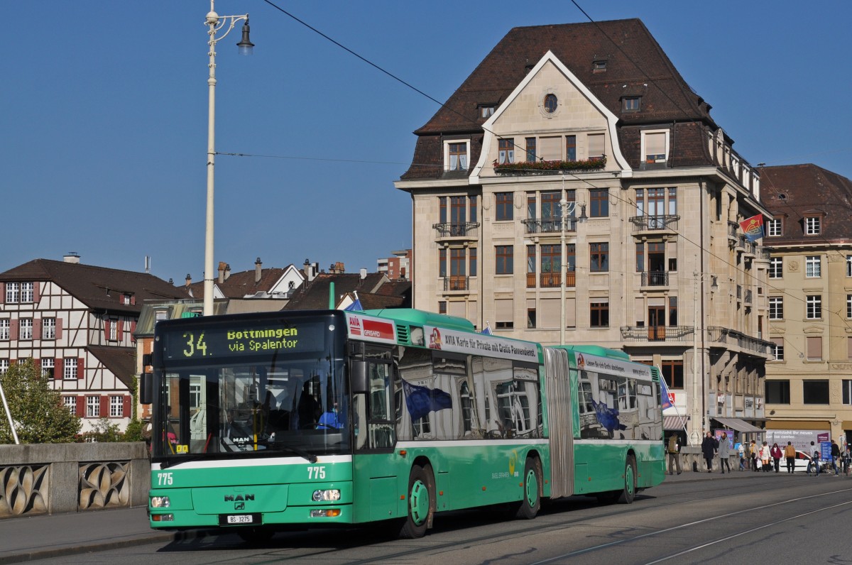 MAN Bus 775 auf der Linie 34 überquert die Mittlere Rheinbrücke. Die Aufnahme stammt vom 24.10.2014.