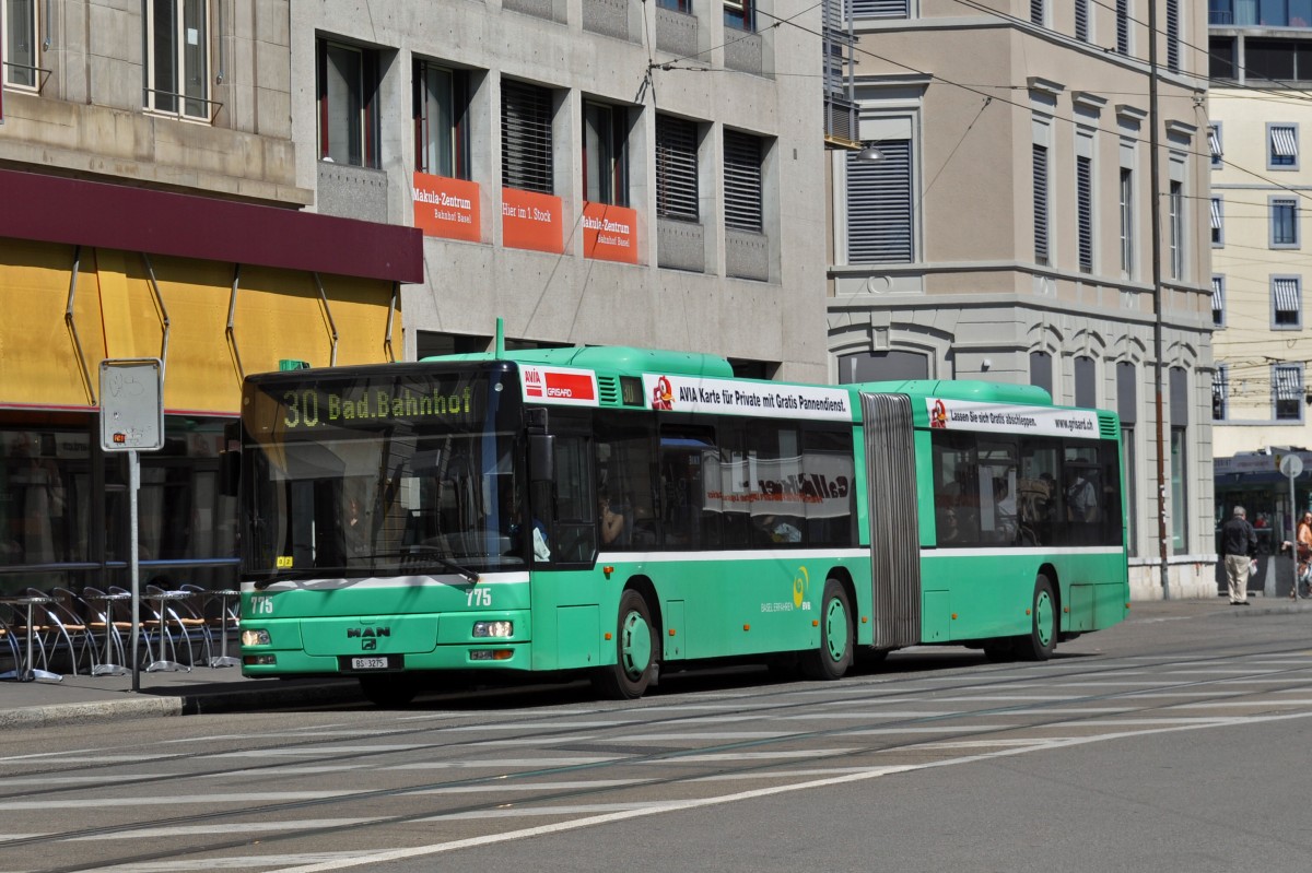 MAN Bus 775 auf der Linie 30 fährt zur Haltestelle Steinenschanze. Die Aufnahme stammt vom 04.06.2015.