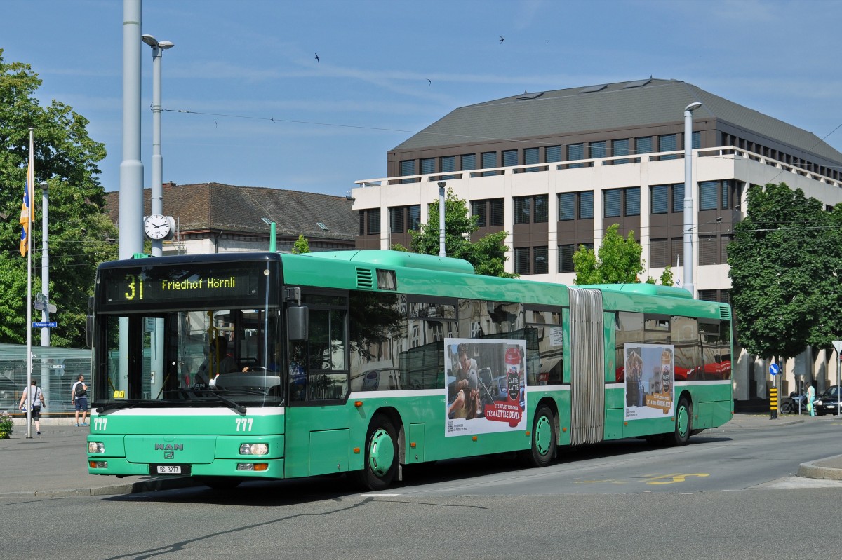 MAN Bus 777 auf der Linie 31 verlässt die Haltestelle am Wettsteinplatz. Die Aufnahme stammt vom 04.07.2015.