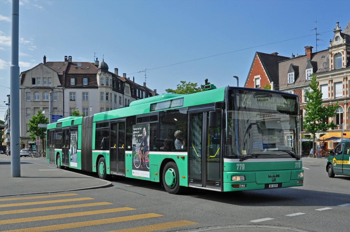 MAN Bus 779 auf der Linie 34 verlässt die Haltestelle Wettsteinplatz Richtung Rosengartenweg. Die Aufnahme stammt vom 12.06.2015.