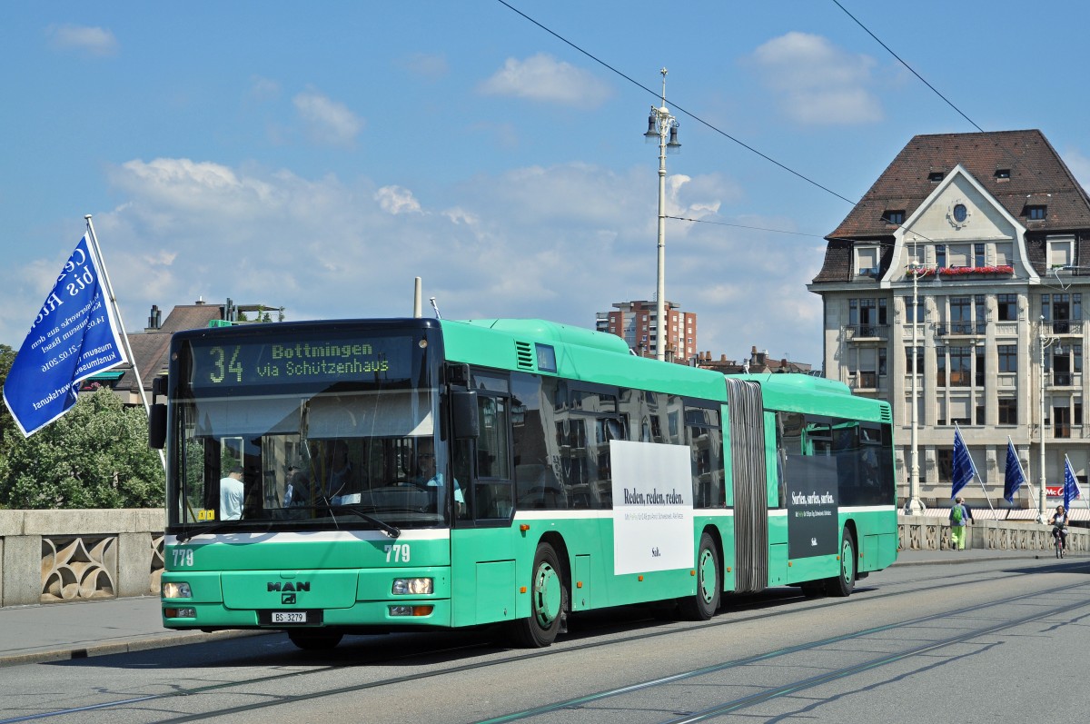 MAN Bus 779 auf der Linie 34 überquert die Mittlere Rheinbrücke. Die Aufnahme stammt vom 21.08.2015.