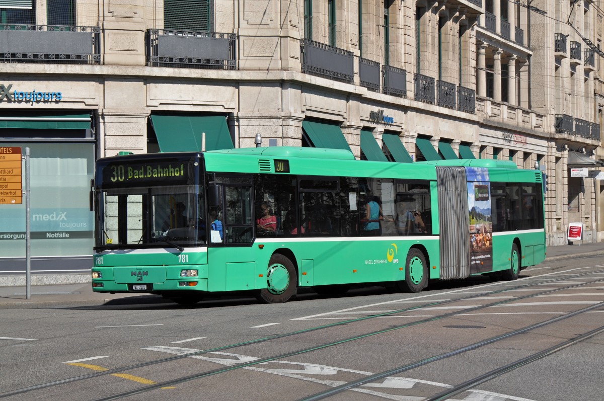 MAN Bus 781 auf der Linie 30 fährt zur Haltestelle Steinenschanze. Die Aufnahme stammt vom 03.08.2015.