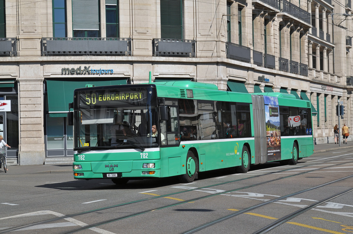 MAN Bus 782, auf der Linie 50, fährt zur Haltestelle Brausebad. Die Aufnahme stammt vom 03.08.2015.
