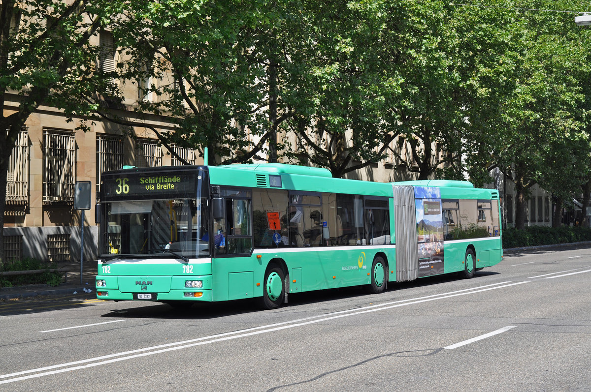 MAN Bus 782, auf der Linie 36, fährt zur Haltestelle am Badischen Bahnhof. Die Aufnahme stammt vom 12.07.2015.
