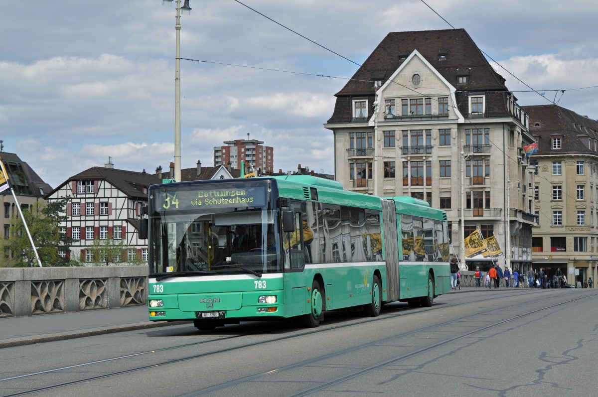 MAN Bus 783 auf der Linie 34 überquert die Mittlere Rheinbrücke. Die Aufnahme stammt vom 18.04.2015.