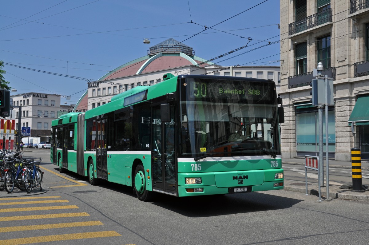 MAN Bus 785 auf der Linie 50 fährt Richtung Haltestelle Bahnhof SBB. Die Aufnahme stammt vom 26.06.2014.