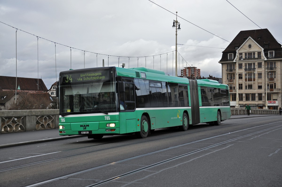MAN Bus 785 auf der Linie 34 überquert die Mittlere Rheinbrücke. Die Aufnahme stammt vom 11.12.2014.