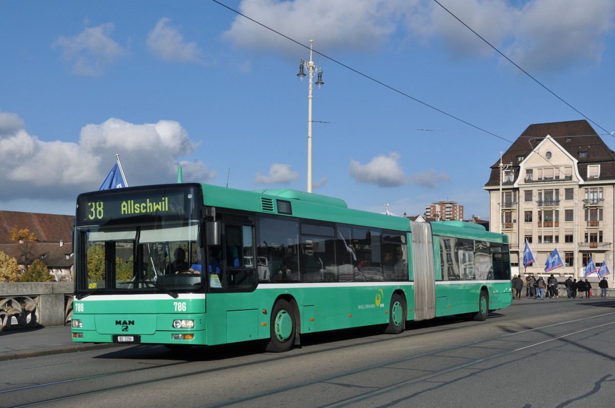 MAN Bus 786 auf der Linie 38 überquert die Mittlere Rheinrücke. Die Aufnahme stammt vom 06.11.2014.