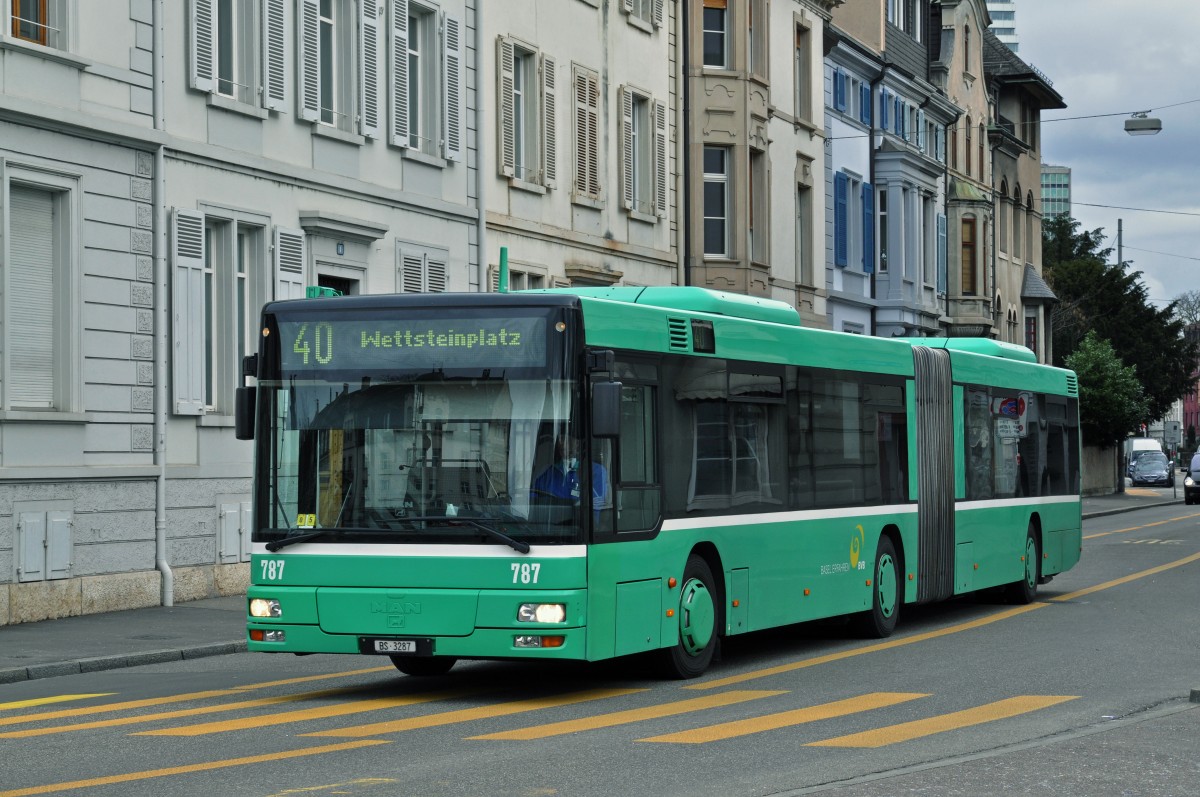 MAN Bus 787 auf der nur während der Basler Fasnacht gefahrenen Linie 40 kurz vor der Endstation am Wettsteinplatz. Die Aufnahme stammt vom 24.02.2015. 
