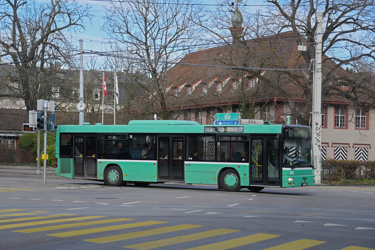 MAN Bus 802, auf der Linie 33, verlässt am 03.01.2023 die Haltestelle Schützenhaus.
