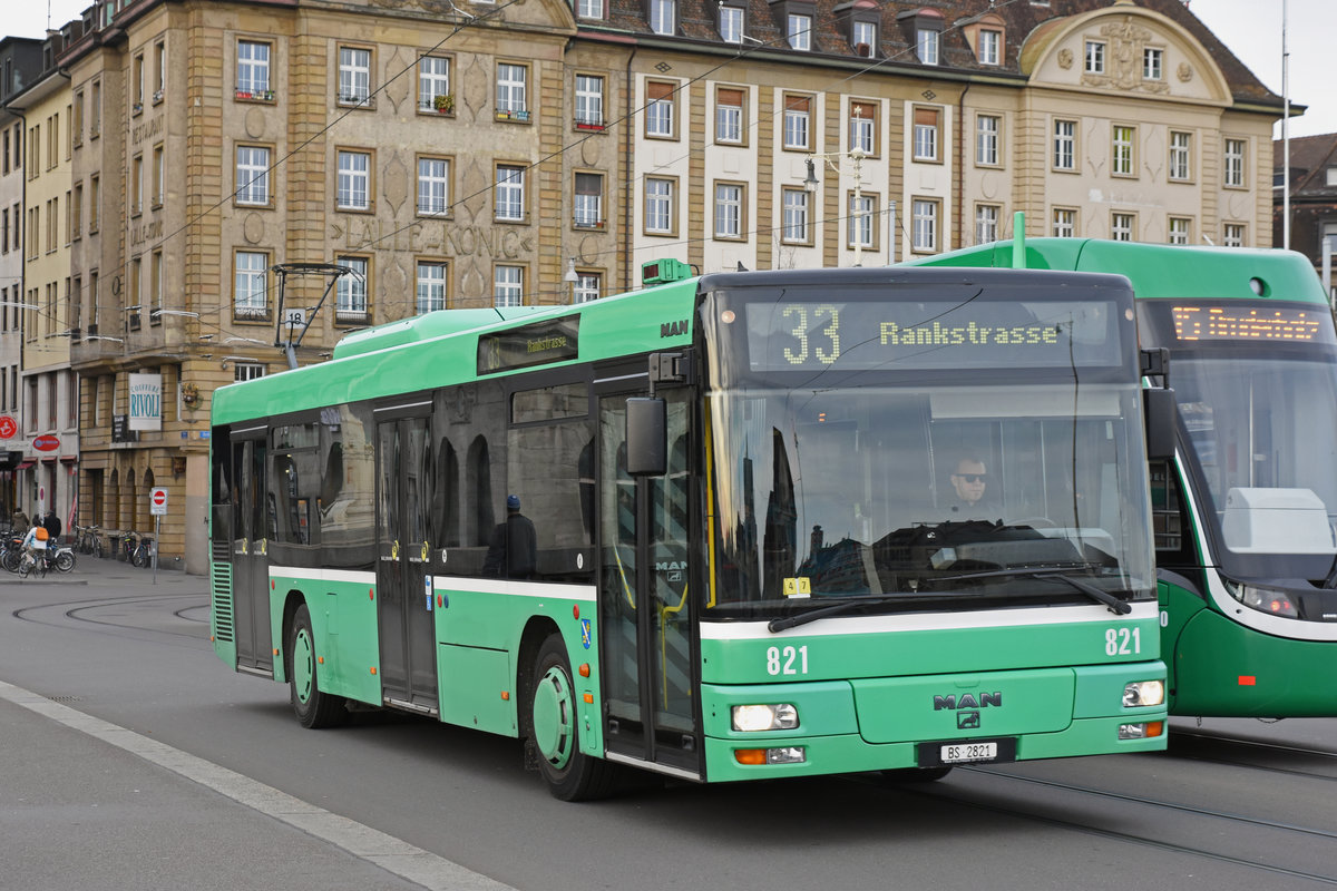 MAN Bus 821, auf der Linie 33, überquert die Mittlere Rheinbrücke und fährt Richtung Garage Rankstrasse. Die Aufnahme stammt vom 06.03.2019.