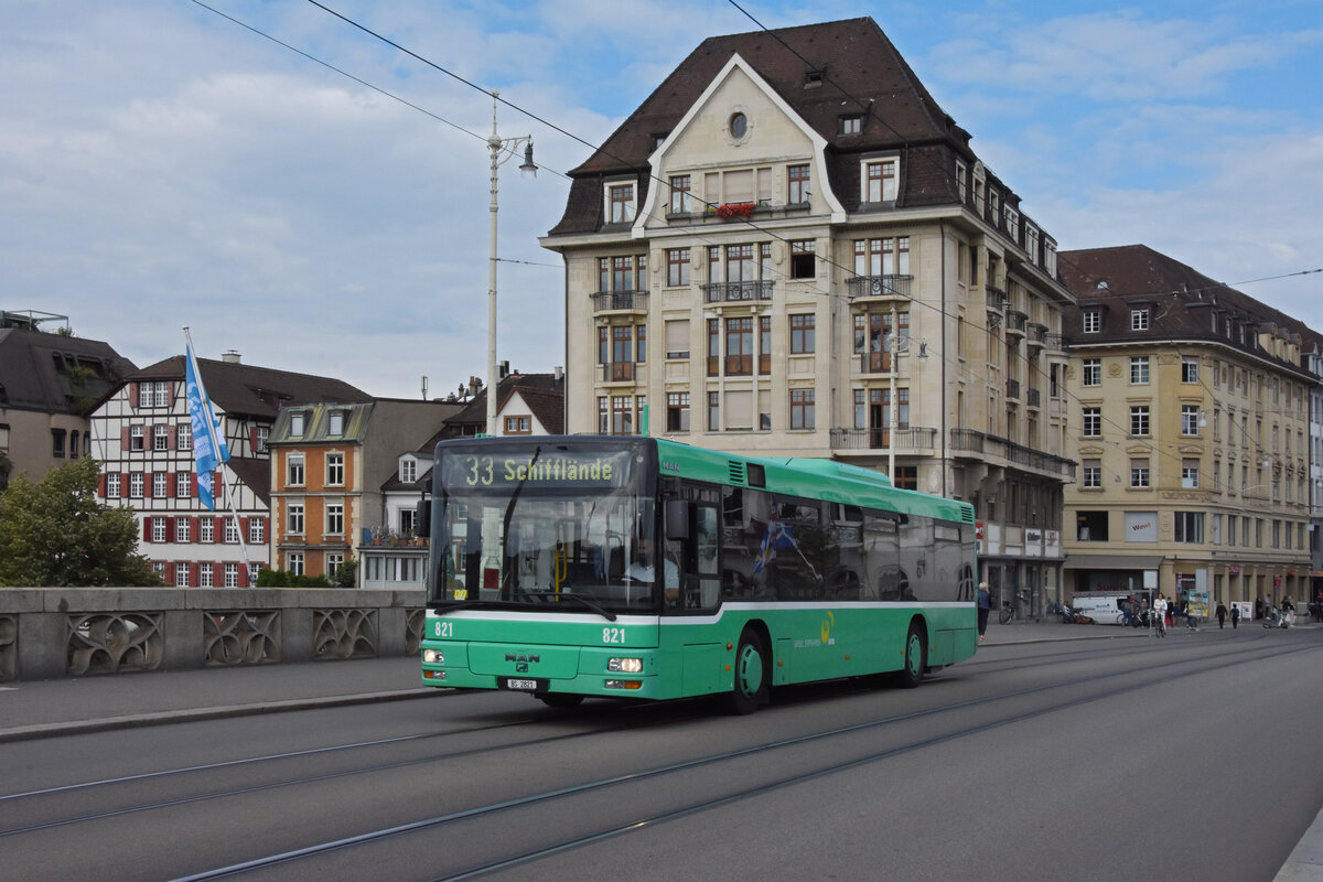 MAN Bus 821, auf der Linie 33, überquert die Mittlere Rheinbrücke. Die Aufnahme stammt vom 31.08.2021.