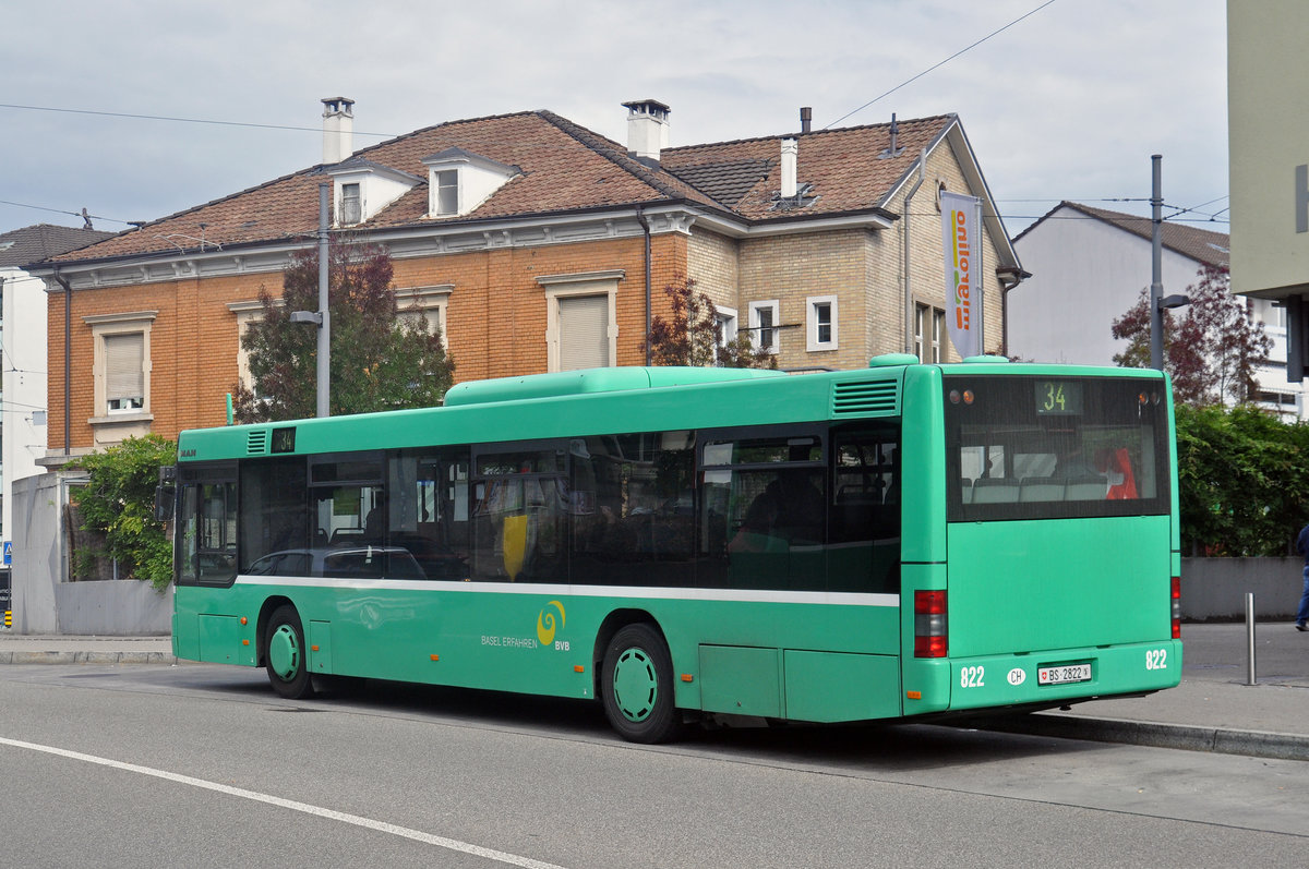 MAN Bus 822, auf der Linie 34, bedient die Haltestelle beim Kronenplatz in Binningen. Die Aufnahme stammt vom 17.09.2017.