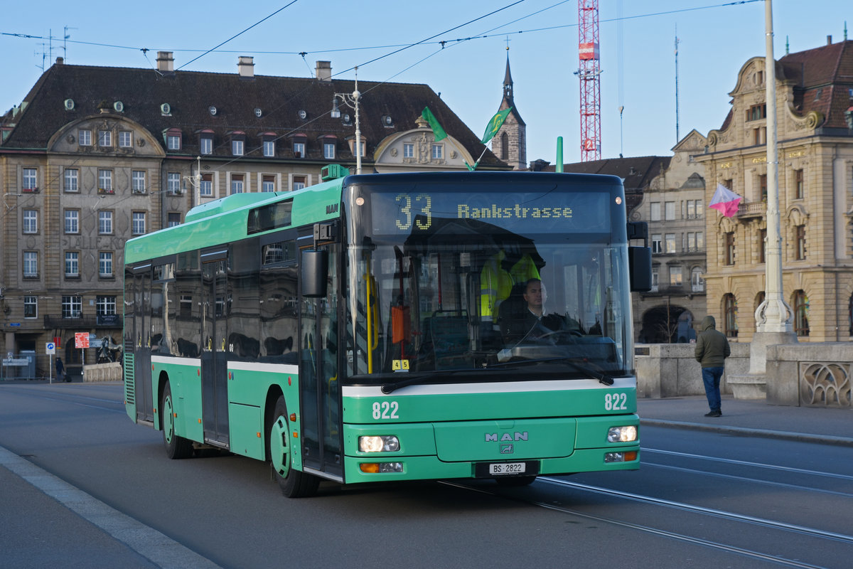 MAN Bus 822, auf der Linie 33, überquert die Mittlere Rheinbrücke Richtung Garage Rankstrasse. Die Aufnahme stammt vom 28.02.2020.