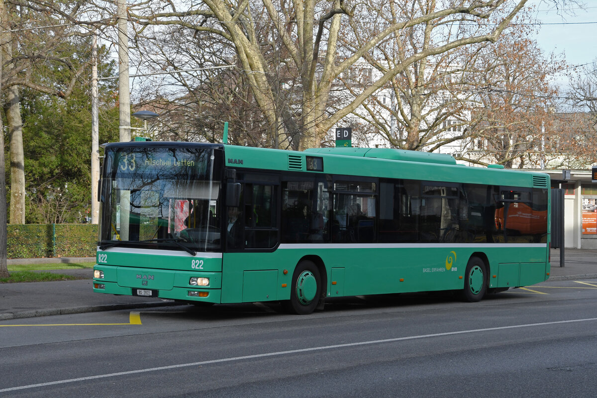 MAN Bus 822, auf der Linie 33, bedient am 02.01.2023 die Haltestelle Schützenhaus.