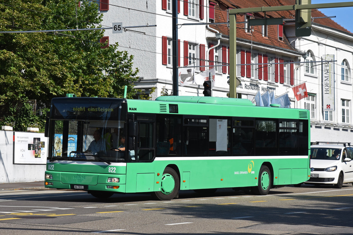 MAN Bus 822 fährt mit der Fahrschule bei der Haltestelle Hofmatt vorbei. Die Aufnahme stammt vom 10.08.2018.
