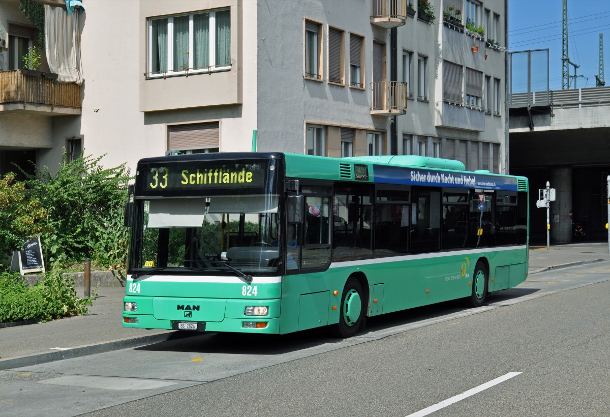 MAN Bus 824 auf der Linie 33 bedient die Haltestelle Tinguely Museum. Die Aufnahme stammt vom 03.06.2015.