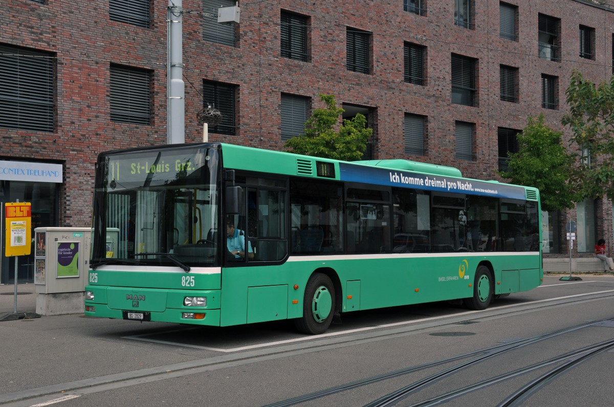 MAN Bus 825 auf der Line 11 an der provisorischen Haltestelle Bahnhof St. Johann. Die Aufnahme stammt vom 02.09.2014.