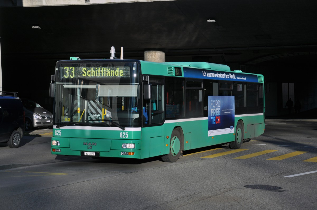 MAN Bus 825 auf der Linie 33 fährt zur Haltestelle Tinguely Museum. Die Aufnahme stammt vom 13.01.2015.