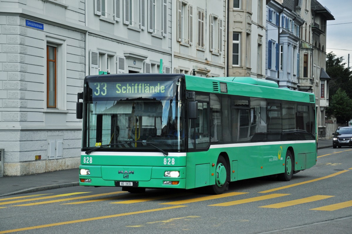 MAN Bus 828 auf der Linie 33 fährt zur Haltestelle am Wettsteinplatz. Die Aufnahme stammt vom 12.01.2015.