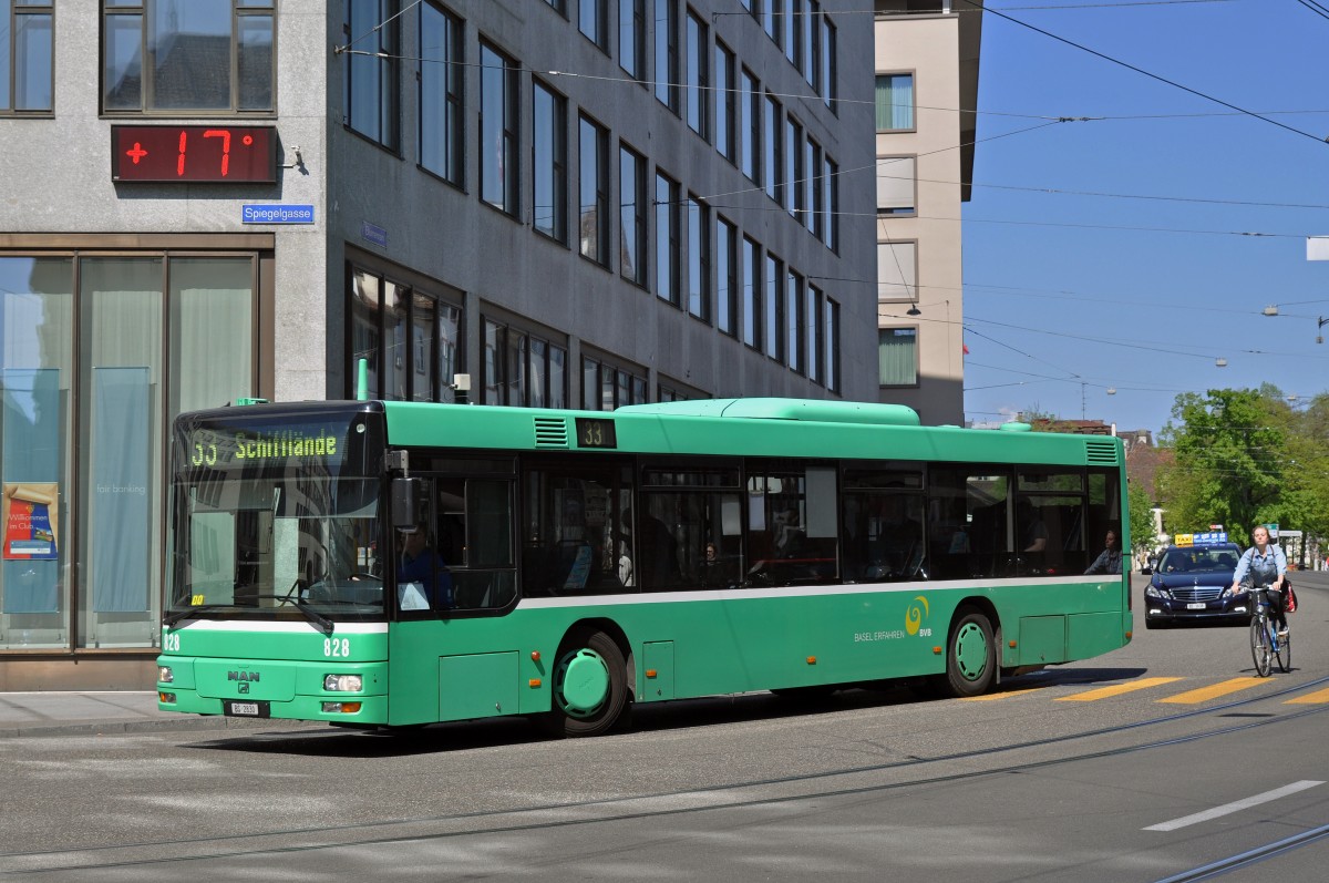 MAN Bus 828 auf der Linie 33 fährt zur Endstation an der Schifflände. Die Aufnahme stammt vom 23.04.2015.