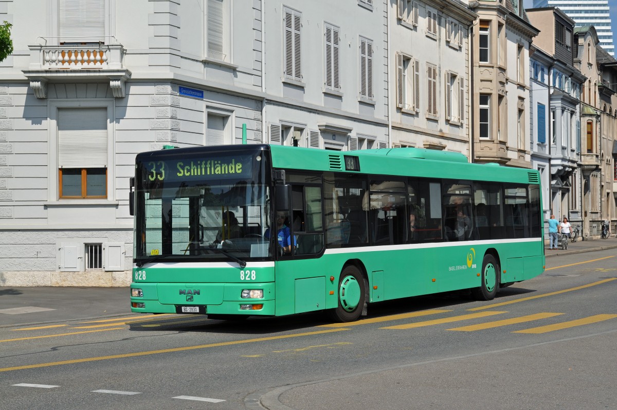 MAN Bus 828 auf der Linie 33 fährt zur Haltestelle am Wettsteinplatz. Die Aufnahme stammt vom 11.06.2015.