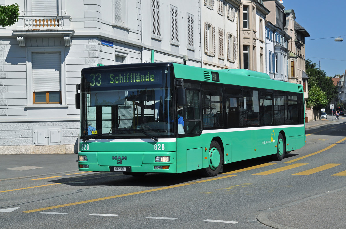 MAN Bus 828, auf der Linie 33, fährt zur Haltestelle am Wettsteinplatz. Die Aufnahme stammt vom 03.08.2015.