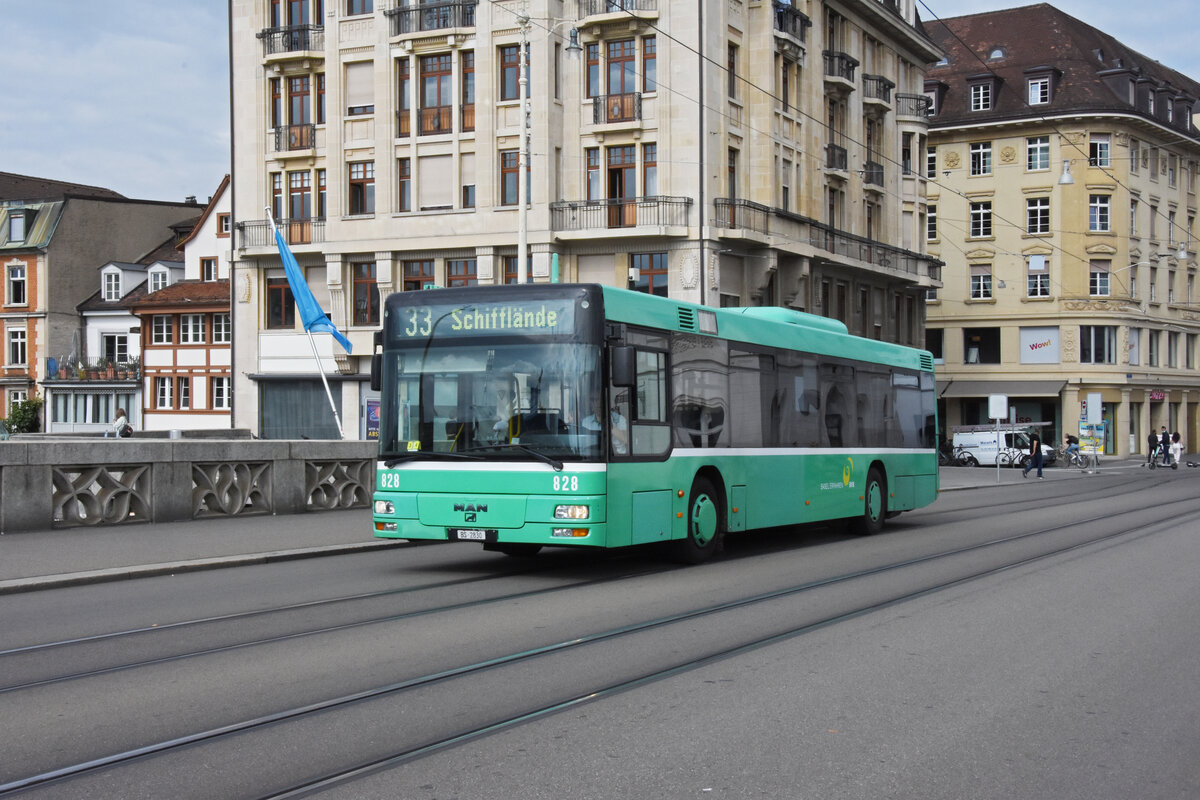 MAN Bus 828, auf der Linie 33, überquert die Mittlere Rheinbrücke. Die Aufnahme stammt vom 31.08.2021.