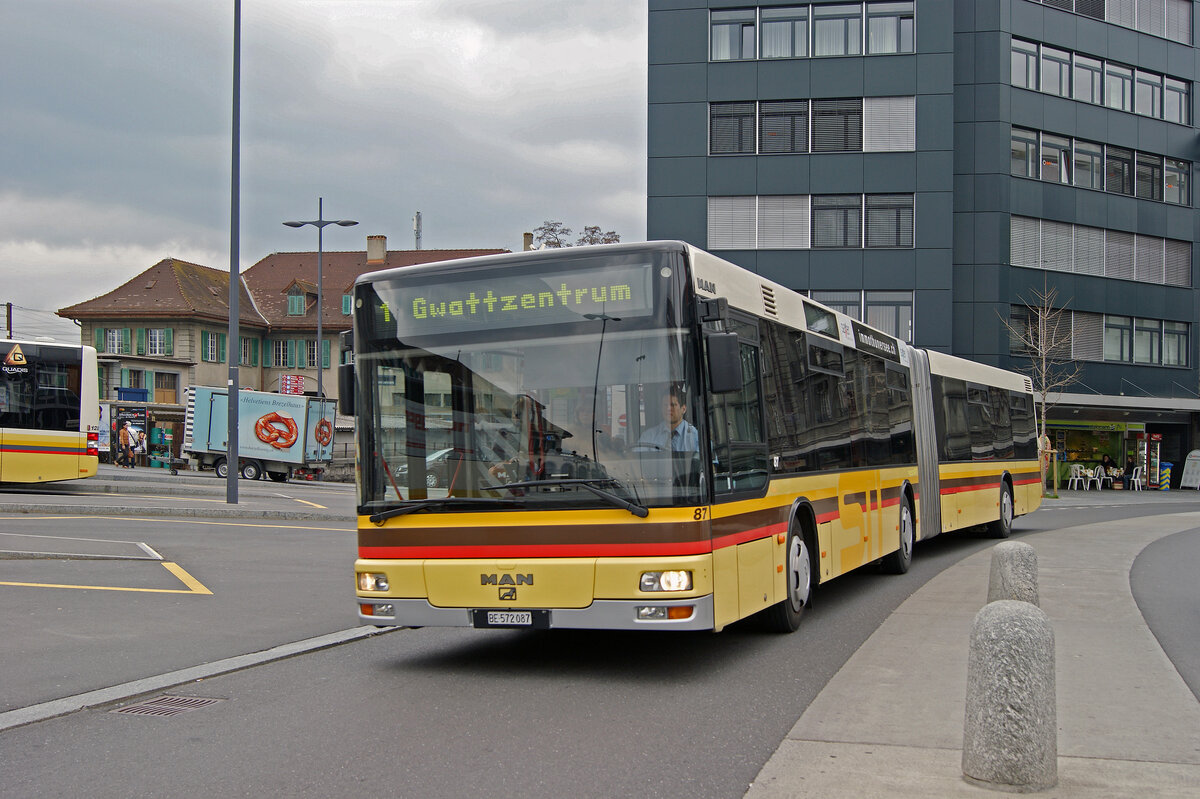 MAN Bus 87, auf der Linie 1, fährt am 12.04.2010 zur Haltestelle beim Bahnhof Thun.