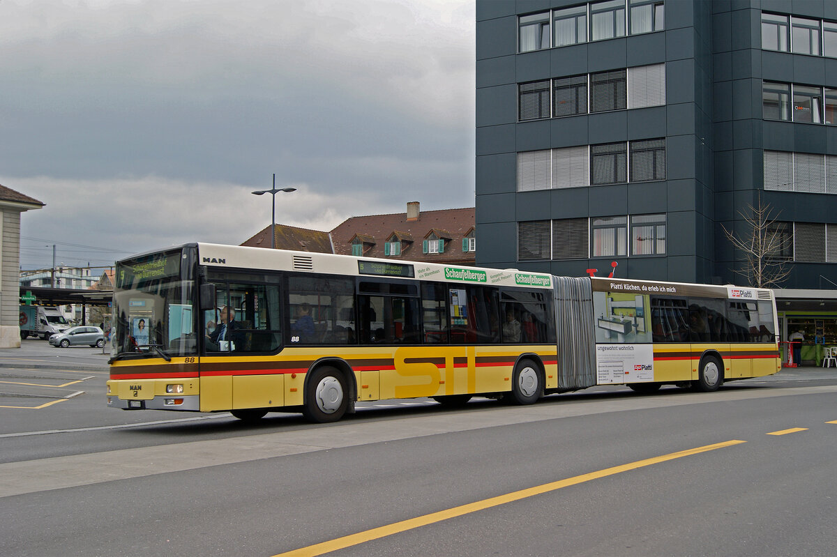 MAN Bus 88, auf der Linie 5, fährt am 12.04.2010 zur Haltestelle beim Bahnhof Thun.