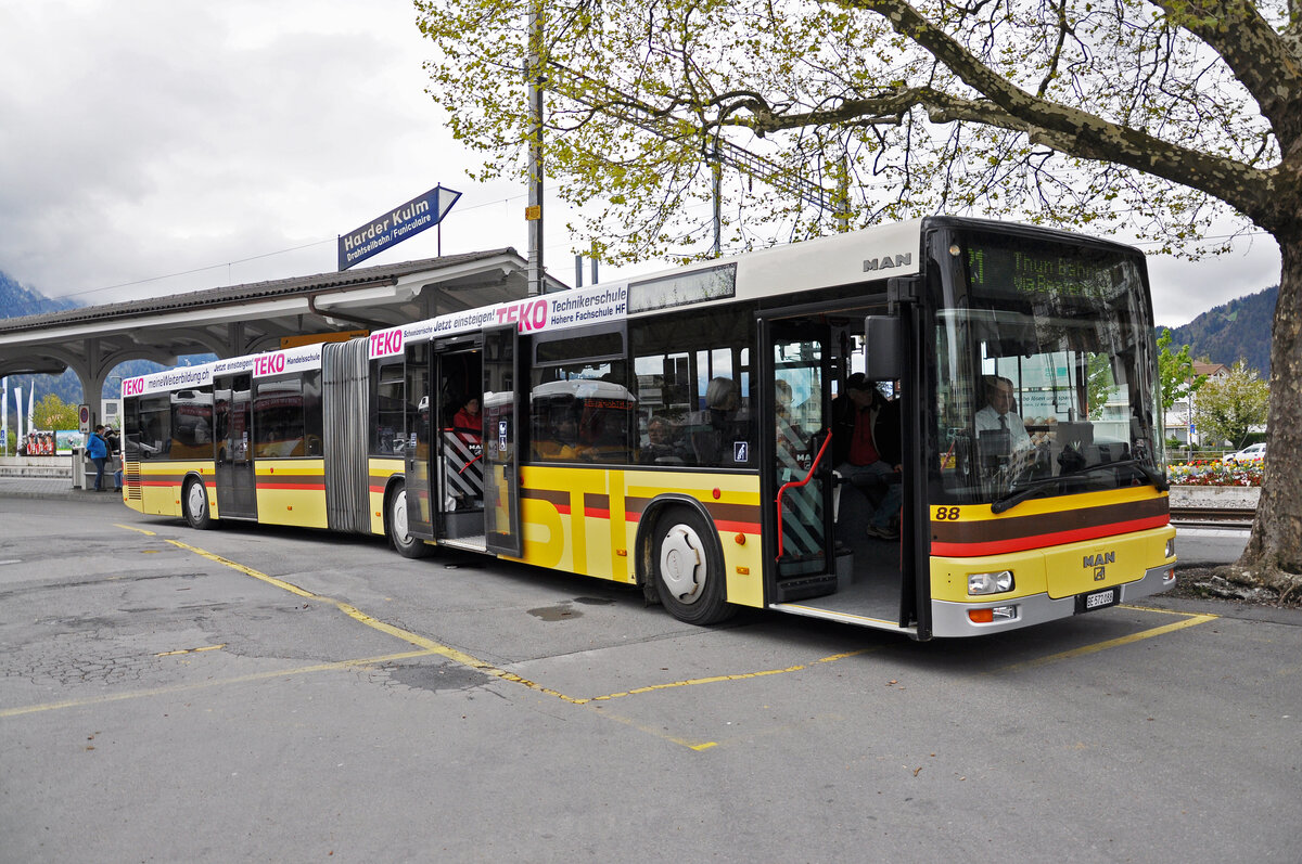 MAN Bus 88, auf der Linie 21, wartet am 19.04.2014 an der Haltestelle beim Bahnhof Interlaken West.