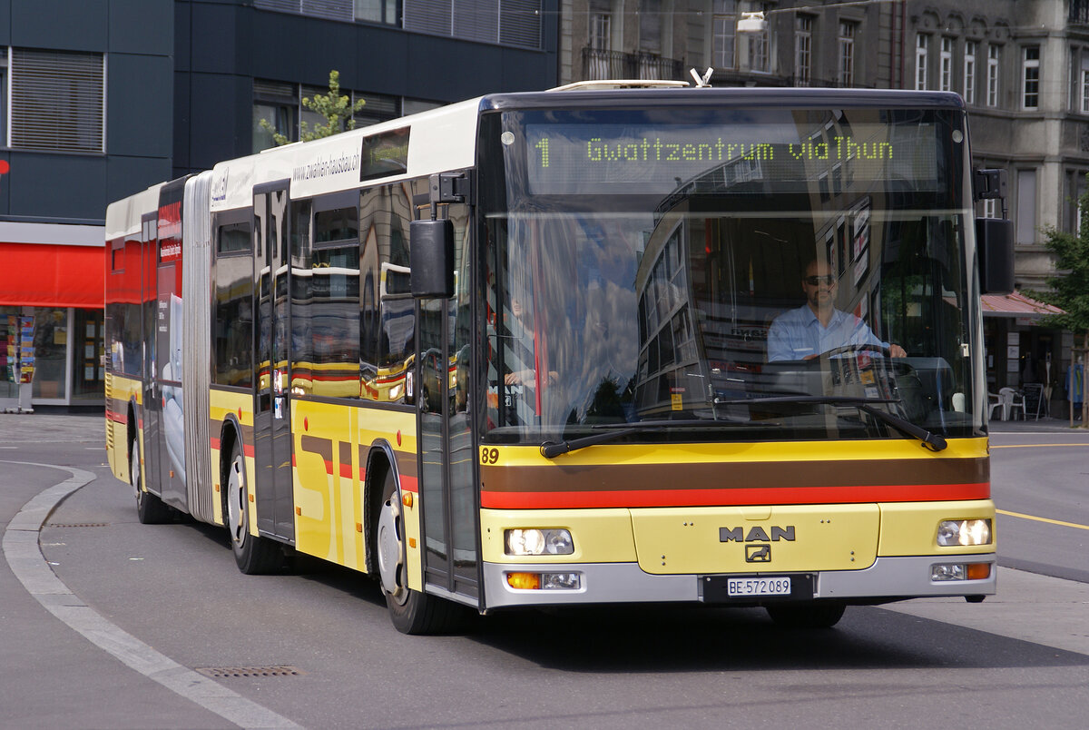 MAN Bus 89, auf der Linie 1, fährt am 01.10.2008 zur Haltestelle beim Bahnhof Thun.