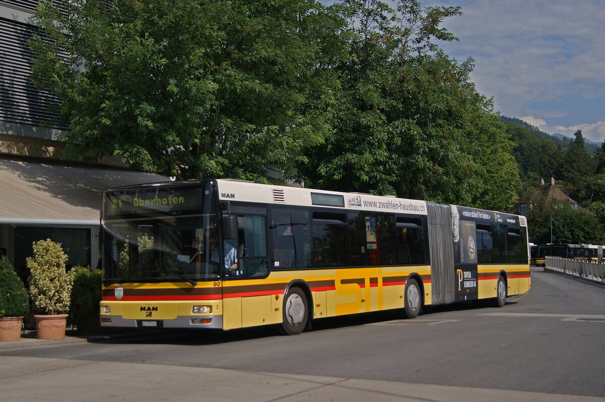 MAN Bus 90, auf der Linie 21, wartet am 04.08.2012 an der Endstation beim Bahnhof Thun.