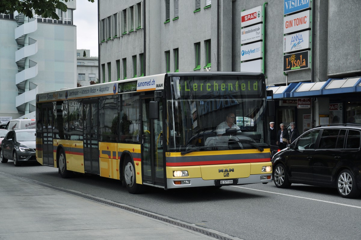 MAN Bus 98 auf der Linie 4 fährt durch die Aarestrasse. Die Aufnahme stammt vom 29.07.2014.