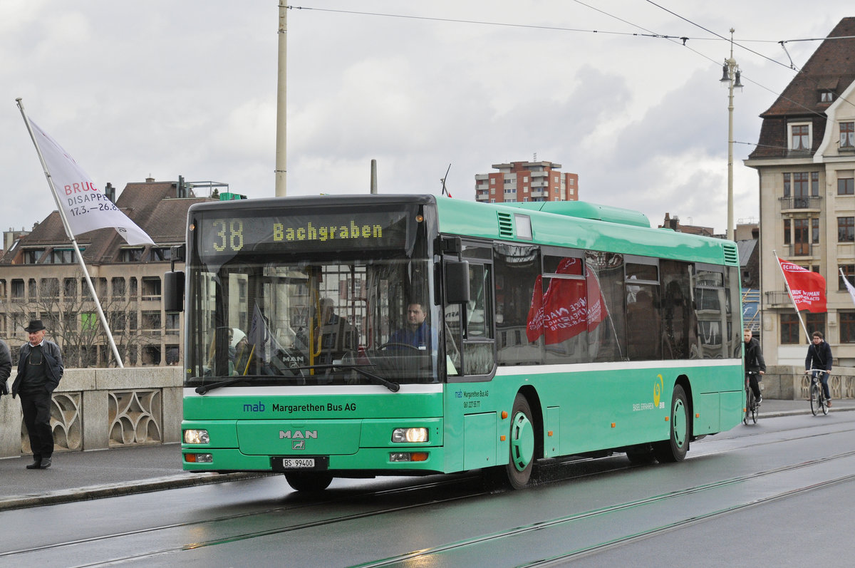 MAN Bus (ex BVB 823), auf der Linie 38, überquert die Mittlere Rheinbrücke. Die Aufnahme stammt vom 01.04.2018.