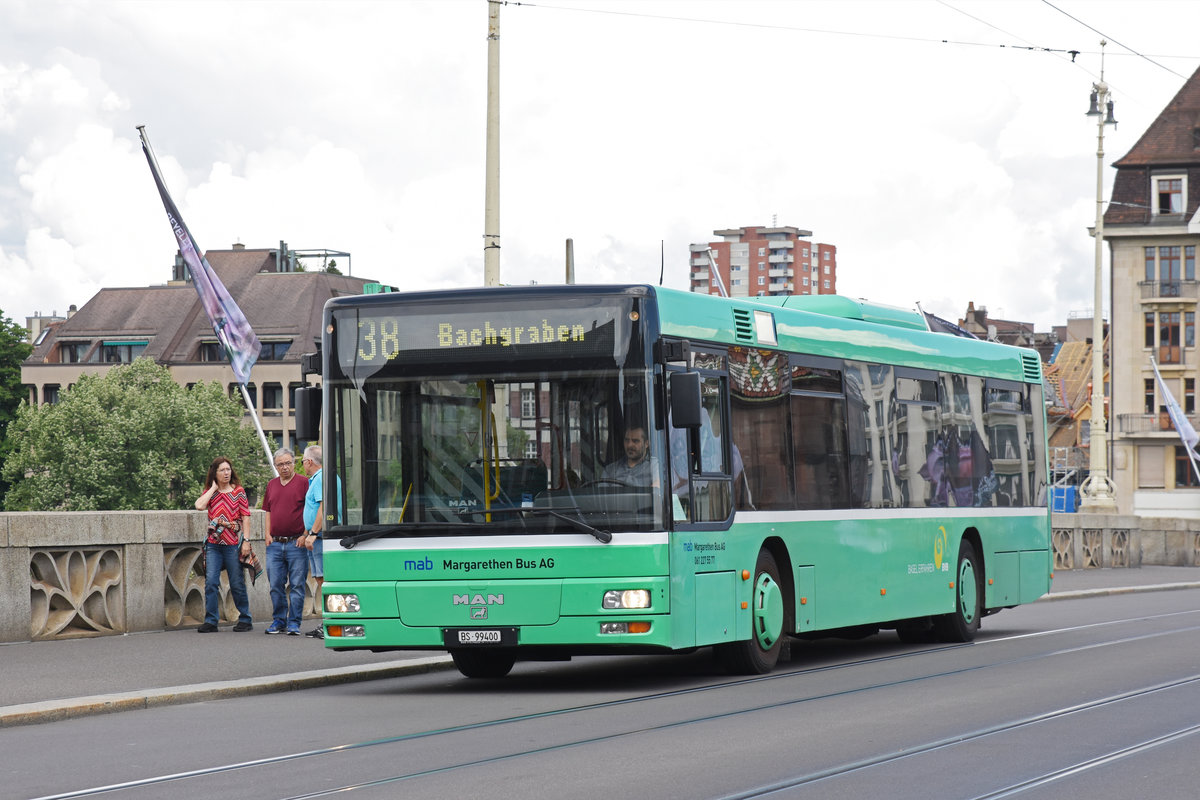 MAN Bus (ex BVB 823) der Margarethenbus AG, auf der Linie 38, überquert die Mittlere Rheinbrücke. Die Aufnahme stammt vom 21.05.2018.