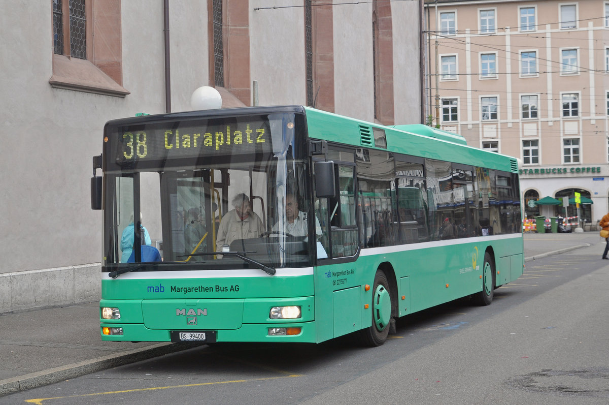 MAN Bus der Margarethen Bus AG (ex BVB 823), auf der Linie 38, bedient die Haltestelle am Claraplatz. Die Aufnahme stammt vom 17.09.2017.