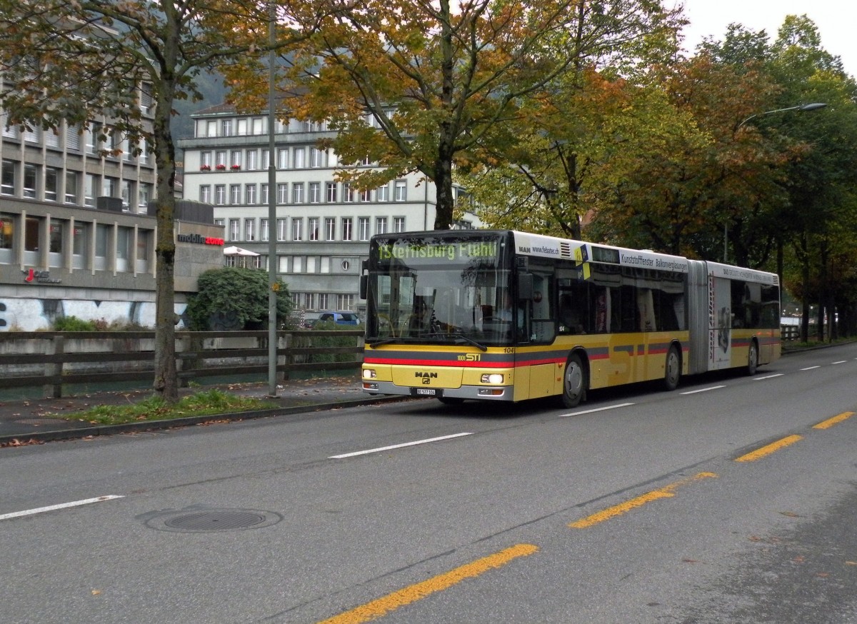 MAN Bus mit der Betriebsnummer 104 auf der Linie 1 kurz vor der Haltestelle Postbrcke. Die Aufnahme stammt vom 09.10.2013.