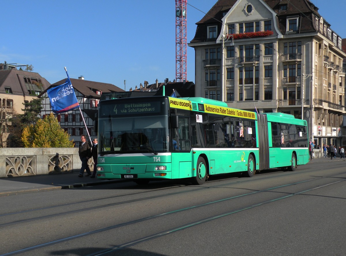MAN Bus mit der Betriebsnummer 754 auf der Linie 34 berquert die Mittlere Rheinbrcke. Bei diversen Bussen wird die Linien Nummer an der Front zur Zeit nicht richtig dargestellt. Software Probleme! Die Aufnahme stammt vom 24.10.2013.