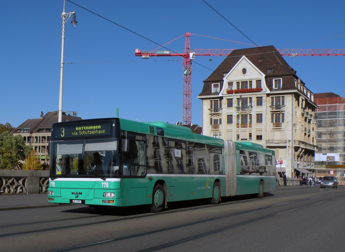 MAN Bus mit der Betriebsnummer 776 auf der Linie 34 überquert die Mittlere Rheinbrücke. Bei diversen Bussen wird die Linien Nummer an der Front zur Zeit nicht richtig dargestellt. Software Probleme! Die Aufnahme stammt vom 24.10.2013