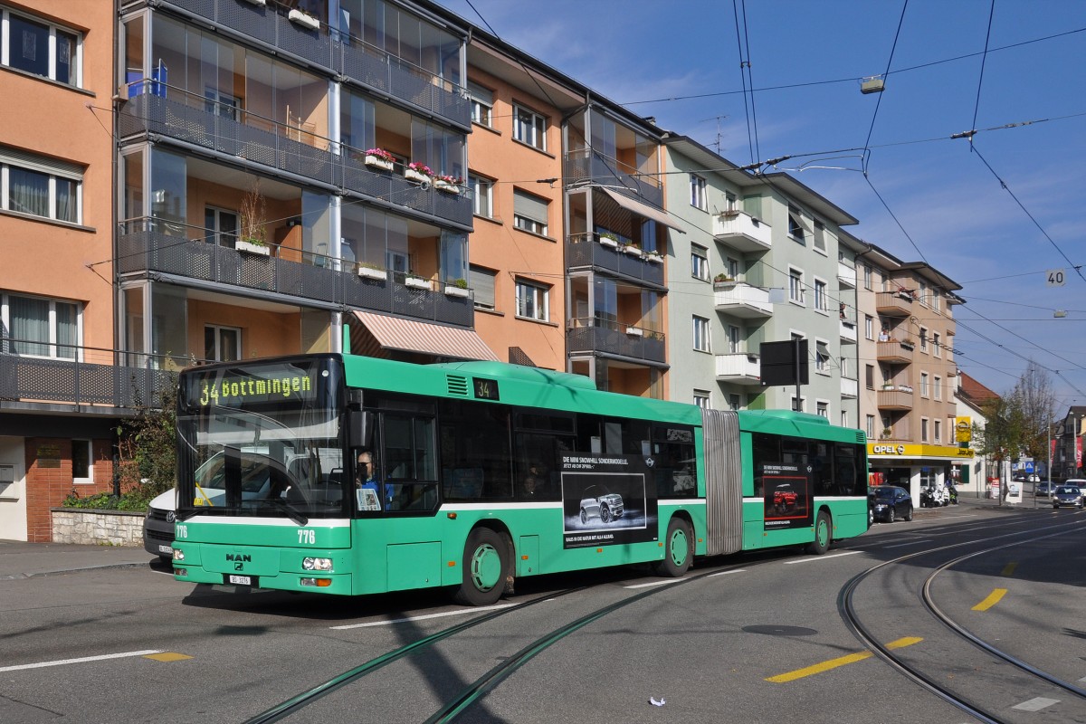 MAN Bus mit der Betriebsnummer 776 auf der Linie 34 fährt zur Haltestelle Binningen Kronenplatz. Die Aufnahme stammt vom 27.10.2014.