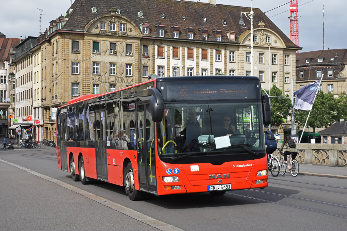 MAN Bus von Südbadenbus, auf der Linie 38, überquert die Mittlere Rheinbrücke. Die Aufnahme stammt vom 11.06.2019.