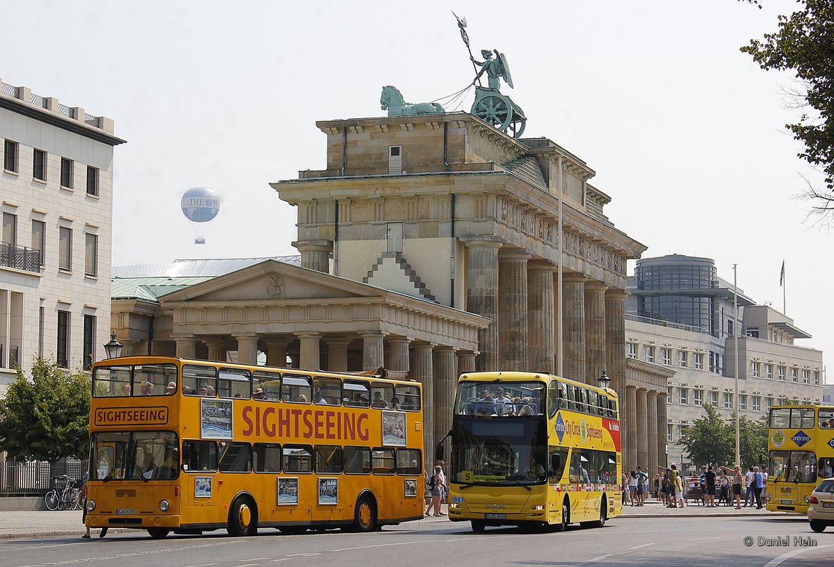 MAN Busse Sightseeing am Brandenburger Tor in Berlin, am 11.08.2015.