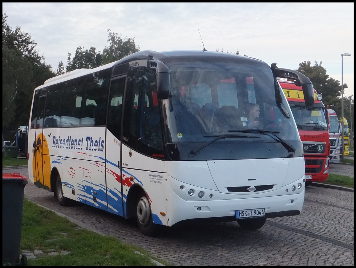 MAN Dexon vom Reisedienst Theis aus Deutschland auf einem Rastplatz bei Hamburg am 27.09.2013