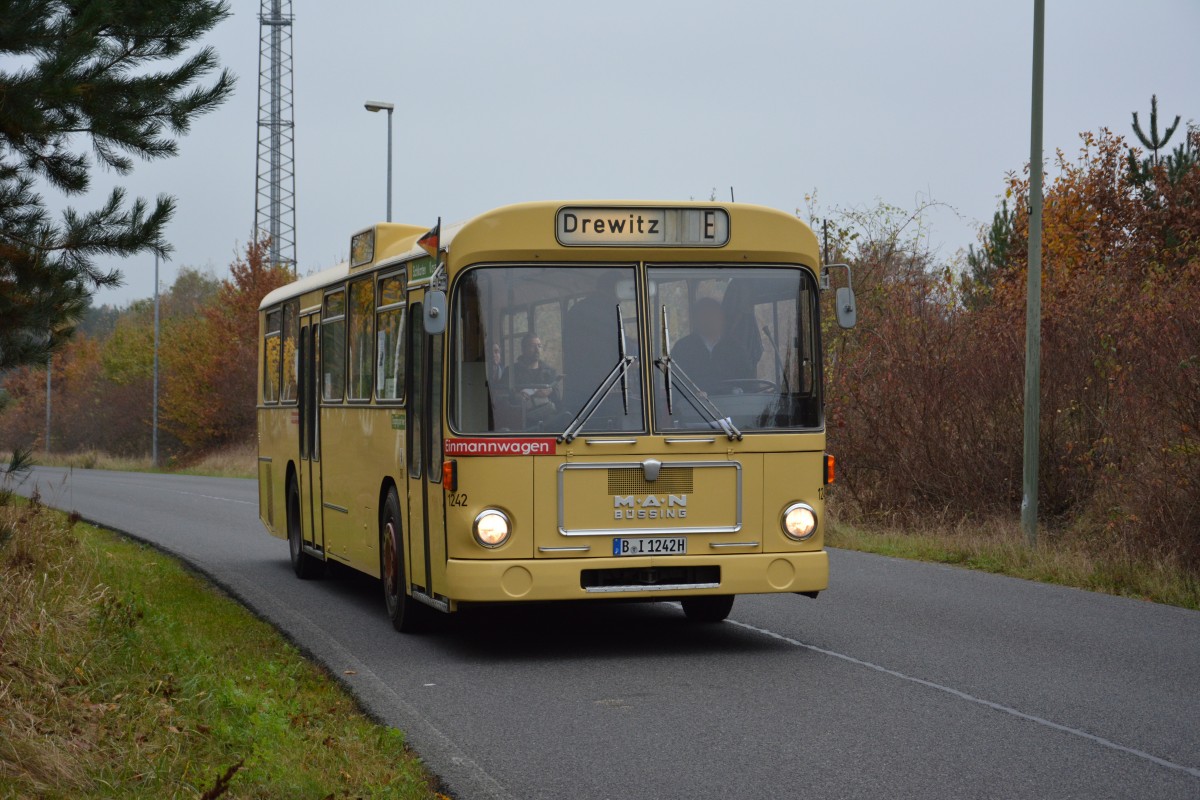 MAN E2H mit dem Kennzeichen B-I 1242H auf Sonderfahrt am 09.11.2014 in Kleinmachnow Dreilindener Weg.