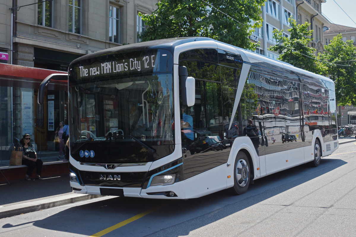 MAN Elektrobus Lions City E auf einer Testfahrt beim Bahnhof Bern. Die Aufnahme stammt vom 24.06.2020.