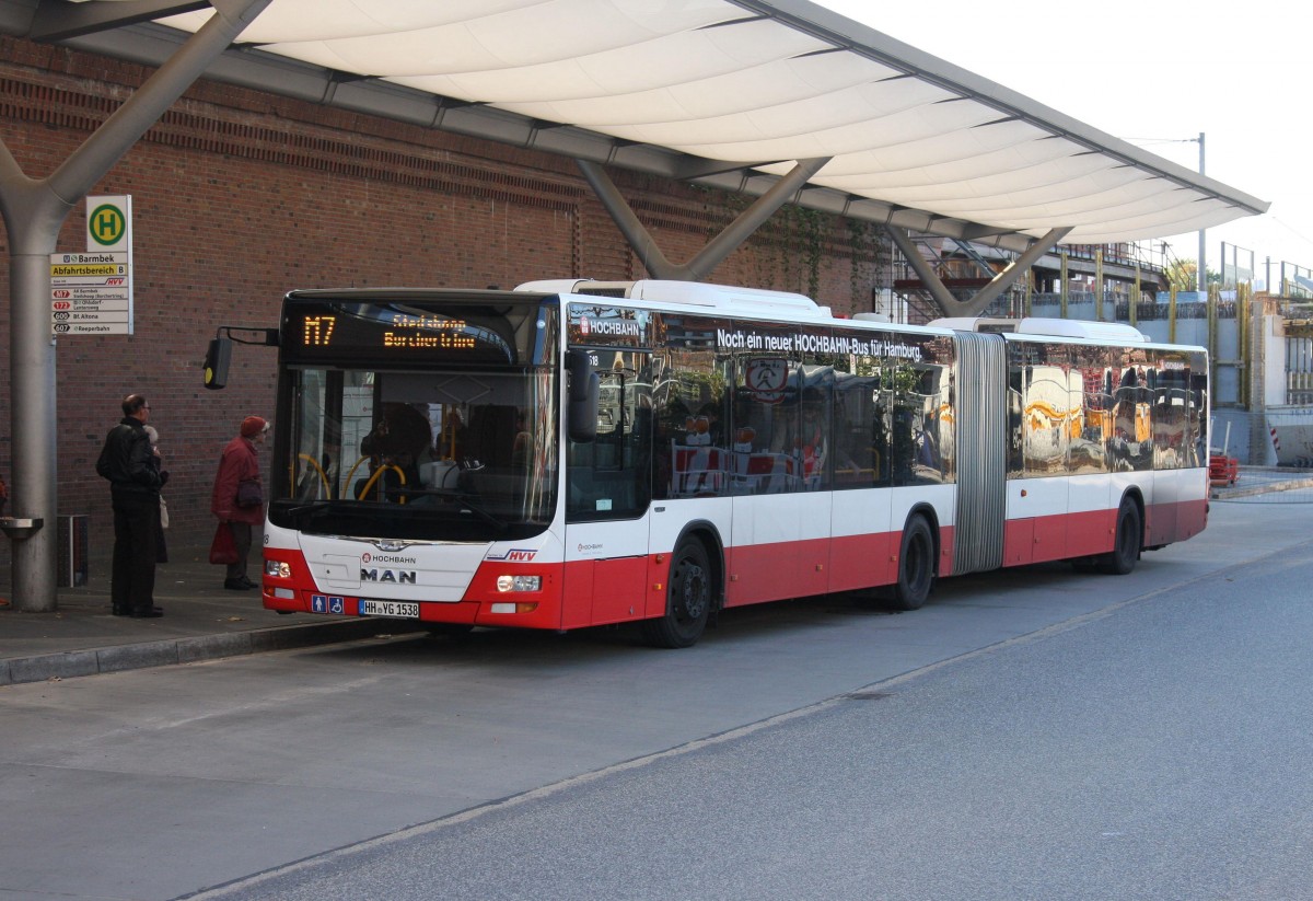 MAN Gelenkbus der HVV, Wagen 1538, Linie M 7, am S u. U Bahnhof in Hamburg - Barmbeck am 11.10.2015.