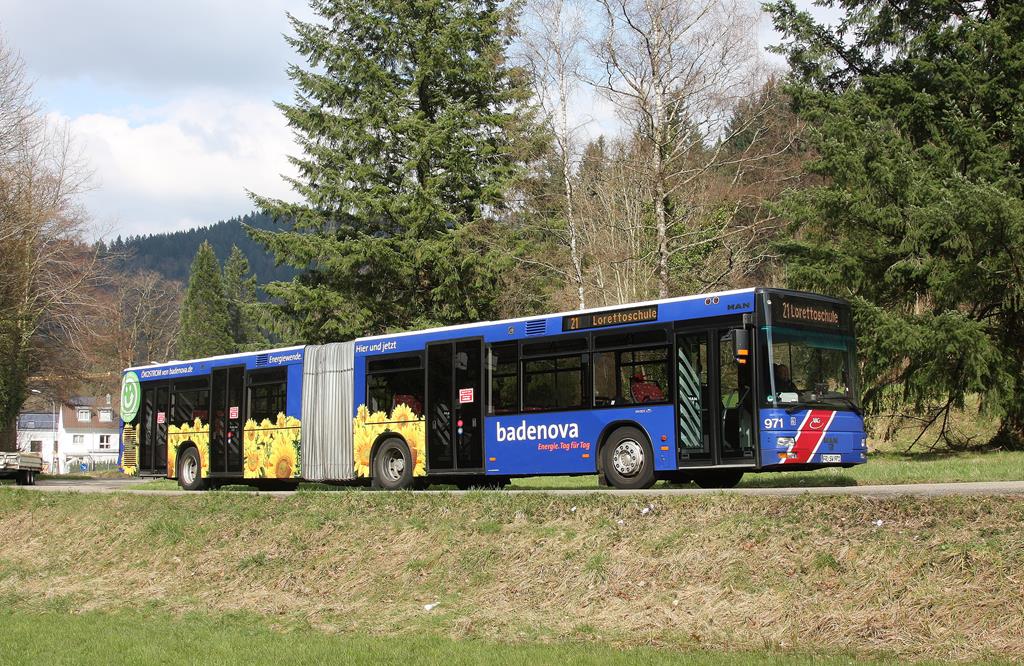 MAN Gelenkbus Nr. 971 der VAG Freiburg am Stadtrand von Freiburg anläßlich einer Benefiz Sonderfahrt am 13.03.2016.