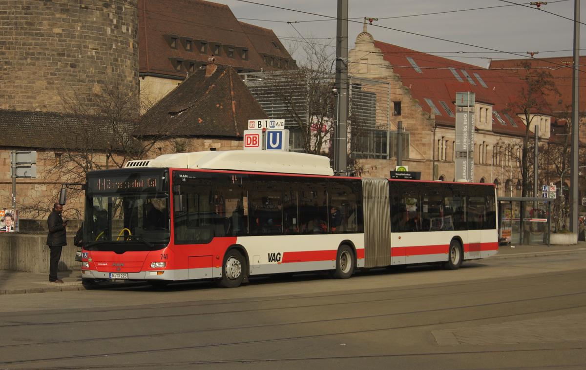 MAN Gliederbus, Wagen 741 der VAG in Nürnberg am 18.2.2014 vor dem Hauptbahnhof.
Typenangabe laut Übersicht der VAG: NG 313CNGLC - Baujahr 2007.