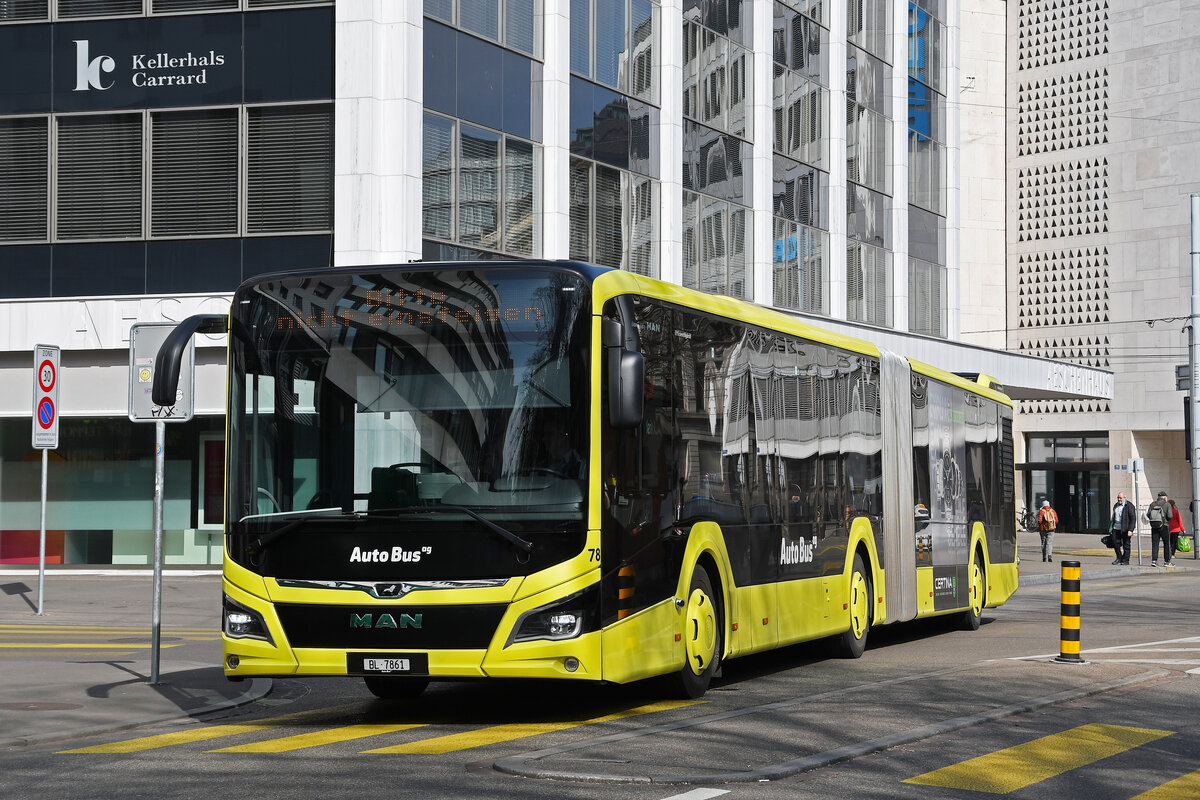 MAN Hybridbus 78 der AAGL fährt am 05.03.2023 zur Haltestelle am Aeschenplatz.